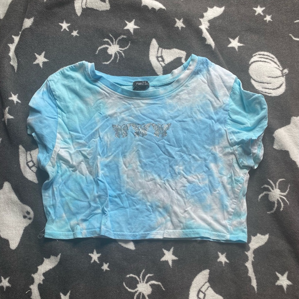 Crop top t-shirt.